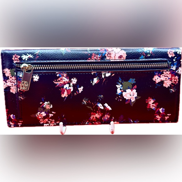 Cute Bandolino black floral wallet, great condition. - Picture 2 of 7